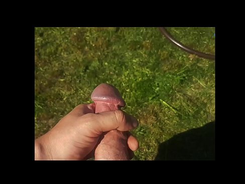 ❤️ Keçika germ di bexçeyek havînê de pisîka xwe ya pembe diqelişe û bi şuştinê dixe. ️❌ Vîdyoya anal li ku.eviewporn.ru